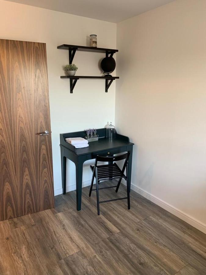 Lovely 1-Bed Serviced Apartment With Free Parking West Thurrock Exterior photo